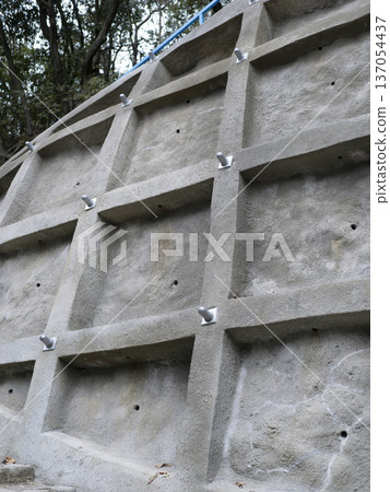以噴射混凝土框架結構建造的滑坡場地 137054437