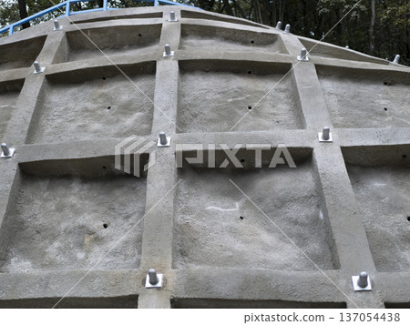 以噴射混凝土框架結構建造的滑坡場地 137054438