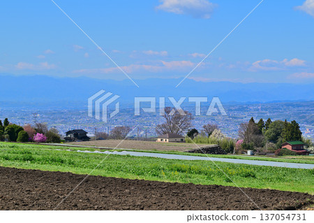 從赤城高原眺望:山脈綿延,山下城鎮風光,昭和村 從赤城高原眺望:山脈綿延,山下城鎮風光,昭和村 137054731