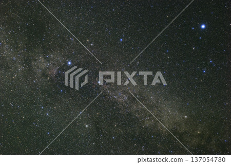 初夏星空：銀河係以及天鵝座和天琴座 137054780