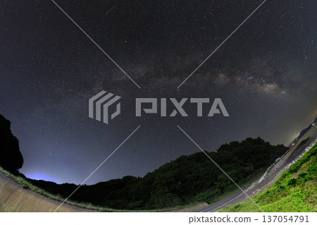 初夏星空照片：夜空中的銀河拱門 137054791