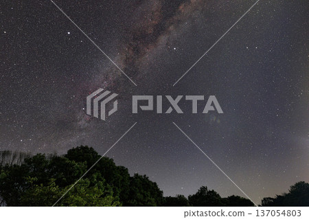 初夏星空照片:銀河、夏季大三角和天鵝座 初夏星空照片:銀河、夏季大三角和天鵝座 137054803