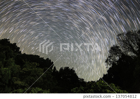 Early summer starry sky photography: Star trails in the northern sky Early summer starry sky photography: Star trails in the northern sky 137054812