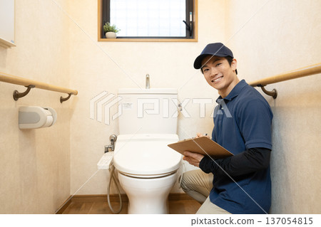 一位清潔工正在估價清潔廁所的費用。 一位清潔工正在估價清潔廁所的費用。 137054815