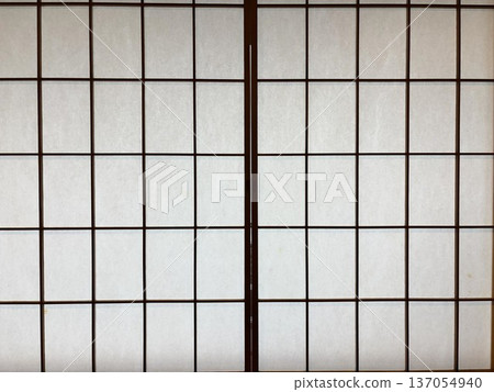日式房間裡，傳統日式障子屏風的木格柵和白色和紙營造出美麗的幾何圖案紋理背景。 137054940