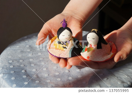 Hand-sized Hina dolls 137055995