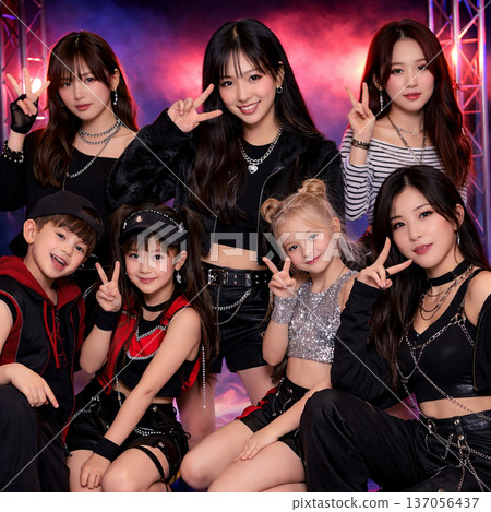 一群身著韓流風格服裝的兒童和年輕女性組成的舞蹈團體正在比劃和平手勢 137056437