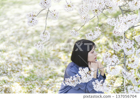 看著櫻花的年輕女子 137056704