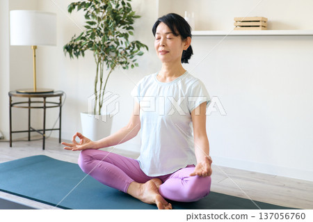 冥想的女人 137056760