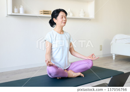 冥想的女人 137056766