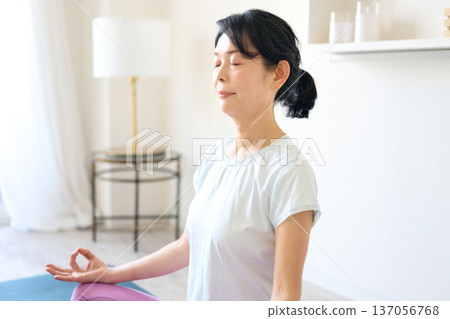 冥想的女人 137056768