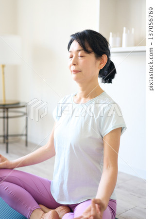 冥想的女人 137056769