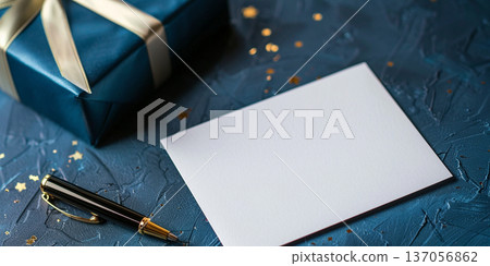 優雅的禮物場景，藍色禮盒搭配白色賀卡。 137056862