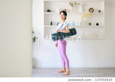 有瑜伽墊的女人 137056919