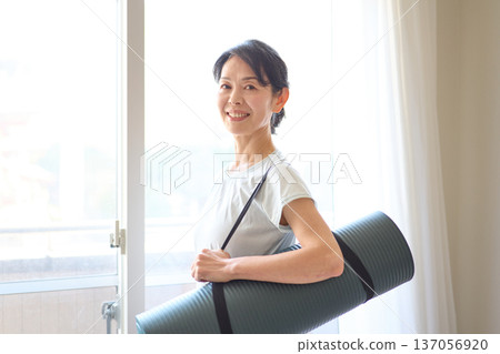 有瑜伽墊的女人 137056920