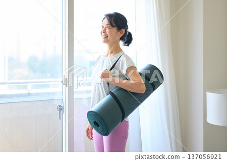 有瑜伽墊的女人 有瑜伽墊的女人 137056921