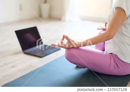 女人上瑜伽課在線 女人上瑜伽課在線 137057139