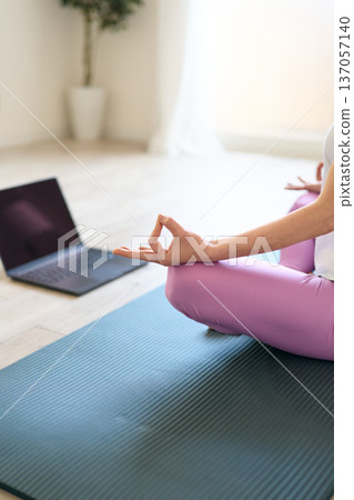 女人上瑜伽課在線 137057140