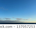清晨天空湛藍，白雲在地平線上飄蕩。 137057253