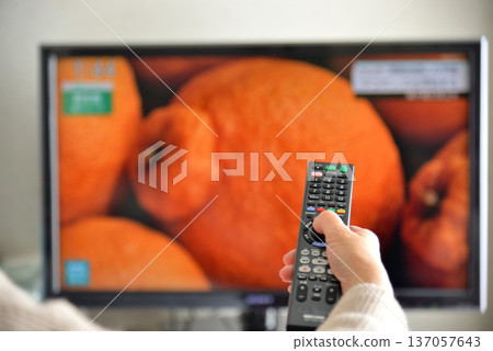 一位老年婦女正在操作電視遙控器 137057643