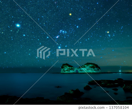 Wakayama's sea and winter constellations 137058104