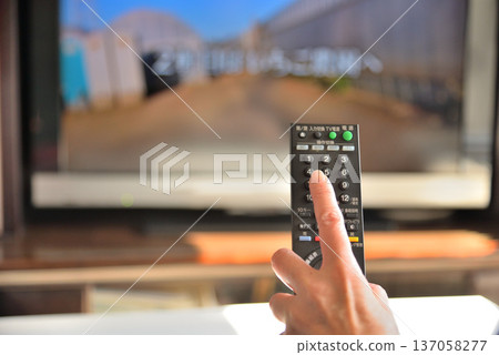 一位老年婦女正在操作電視遙控器 137058277