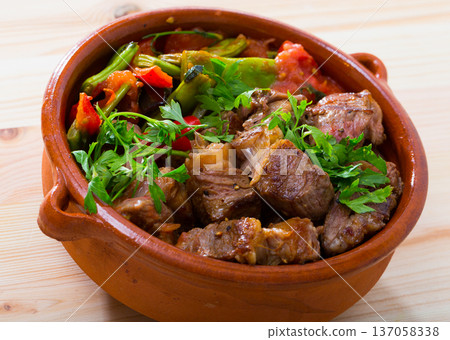 Clay pot with juicy pieces of stew meat Clay pot with juicy pieces of stew meat 137058338