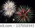 夜空中綻放著白色和五彩繽紛的煙火 137058343