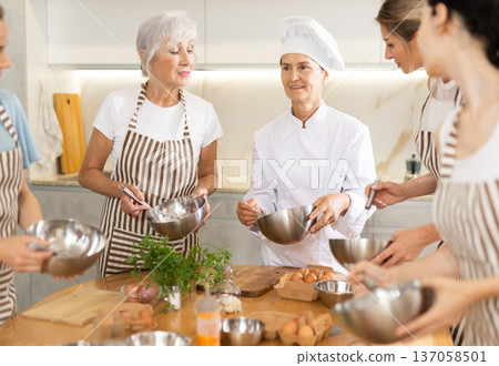 Elderly woman teaching cooking to group of woman 137058501