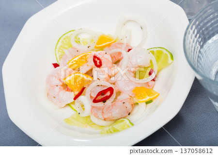 Delicious ceviche with shrimp, lime, onion 137058612