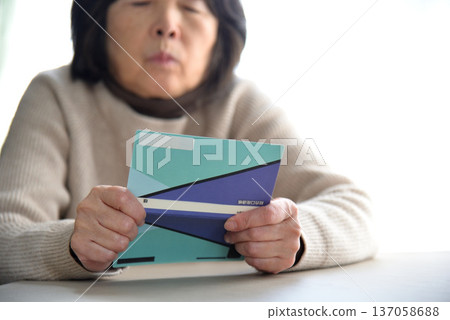 老年人檢查他們的儲蓄存摺 老年人檢查他們的儲蓄存摺 137058688