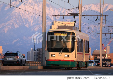 [Toyama Chiho Railway] Tateyama mountain range and 8000 series (city tram: Anoya to Toyota Mobility Toyama G Square Gofukumae) 137058802