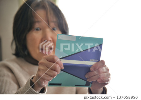 老年人檢查他們的儲蓄存摺 137058950