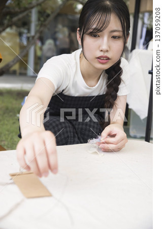 一位年輕女子在市場舉辦工作坊。 一位年輕女子在市場舉辦工作坊。 137059208