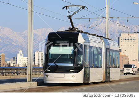 [Toyama Chiho Railway] Tateyama mountain range and 0600 series (city tram: Anoya to Toyota Mobility Toyama G Square Gofukumae) 137059392