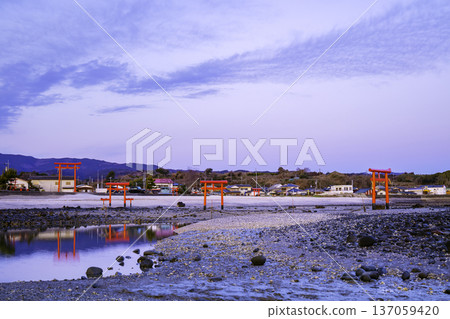 Mysterious scenery of the Ariake Sea Underwater Torii of Oo Shrine (Saga Prefecture) Mysterious scenery of the Ariake Sea Underwater Torii of Oo Shrine (Saga Prefecture) 137059420