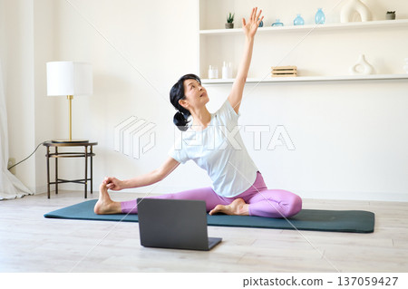 一個女人在客廳做瑜伽 137059427
