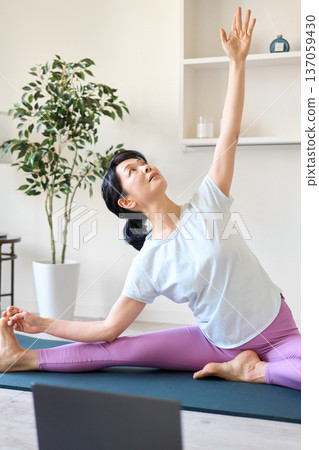 一個女人在客廳做瑜伽 一個女人在客廳做瑜伽 137059430