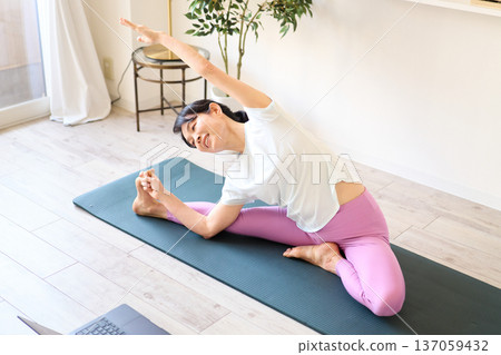 一個女人在客廳做瑜伽 137059432