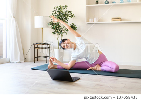 一個女人在客廳做瑜伽 137059433