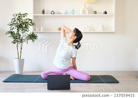一個女人在客廳做瑜伽 137059435