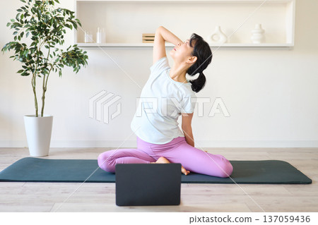 一個女人在客廳做瑜伽 137059436