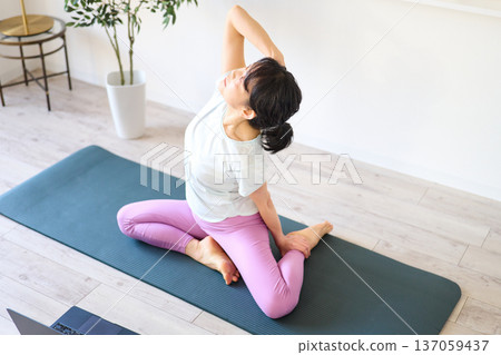 一個女人在客廳做瑜伽 137059437