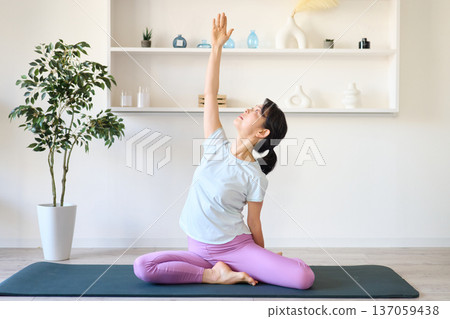 一個女人在客廳做瑜伽 137059438