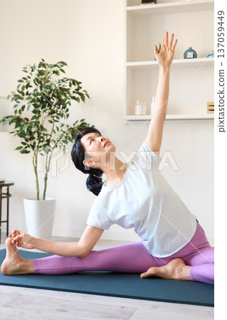 一個女人在客廳做瑜伽 137059449