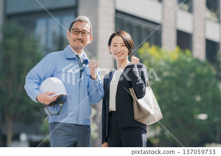 建築業男女工人的畫面 建築業男女工人的畫面 137059733