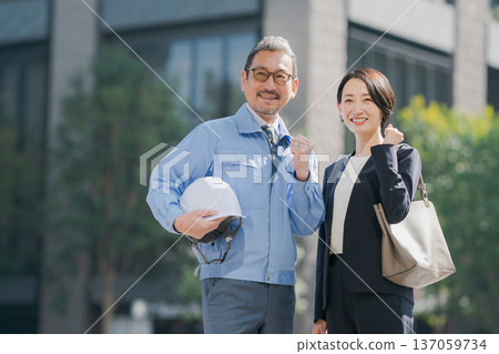 建築業男女工人的畫面 137059734