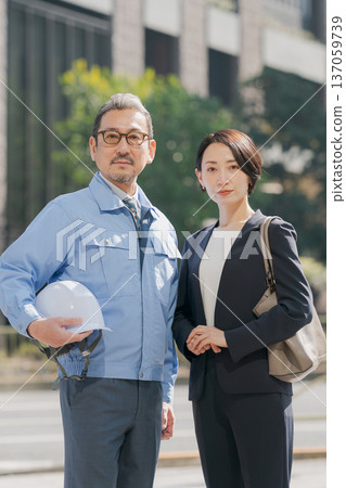 建築業男女工人的畫面 建築業男女工人的畫面 137059739