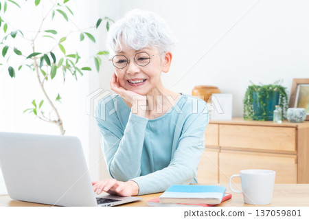 認為在個人計算機前面的資深婦女 137059801