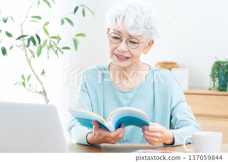 讀書的資深婦女 137059844